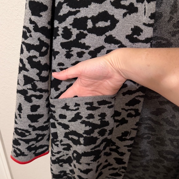 Chic Leopard Pattern Cardigan - Picture 3 of 8